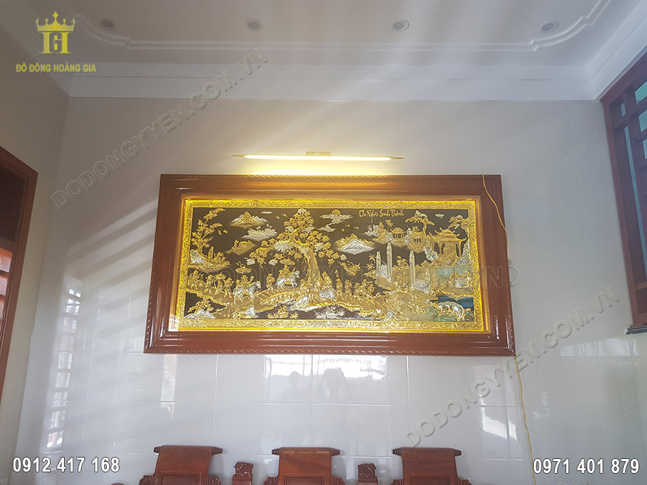 Tranh được lắp đặt tại kh&ocirc;ng gian rộng r&atilde;i của căn ph&ograve;ng kh&aacute;ch nh&agrave; gia chủ